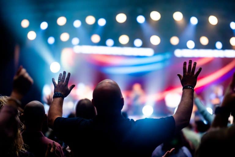 Aller à un concert : bien préparer sa soirée, de la billetterie à la salle