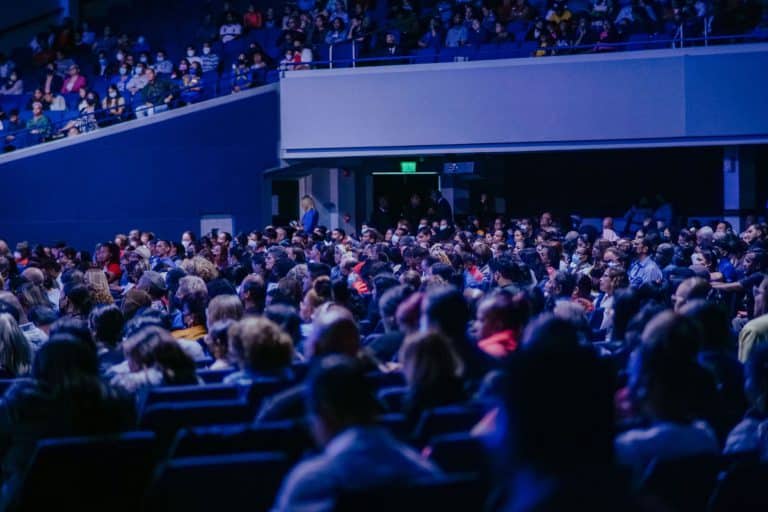 Conférences culturelles : pourquoi elles rapprochent artistes et public
