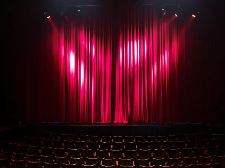 Compagnies itinérantes : quand le théâtre voyage de ville en village