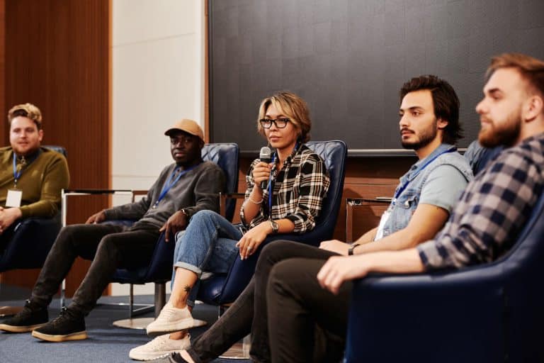 Rencontres avec les auteurs : comment participer aux tables rondes littéraires
